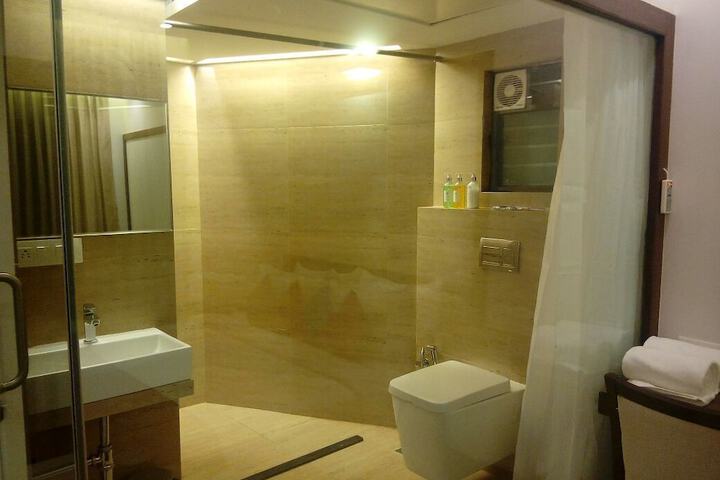 Room 52 of 83