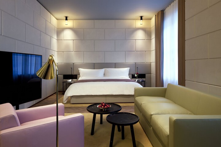 Room 54 of 241