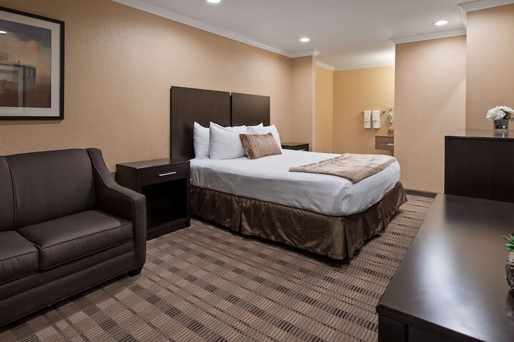 1 King Bed - Wireless High Speed Internet Accessible Microwave and Refrigerator, Coffee Maker Iron Hairdryer Full Breakfast (3 of 5)