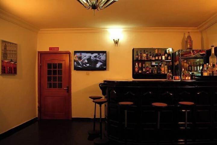 Lounge 6 of 24