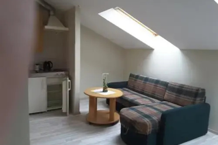 Room 9 of 12