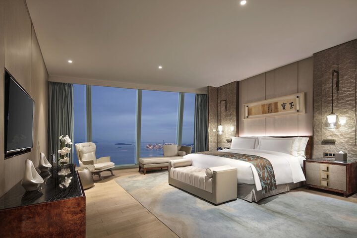 Room 4 of 99