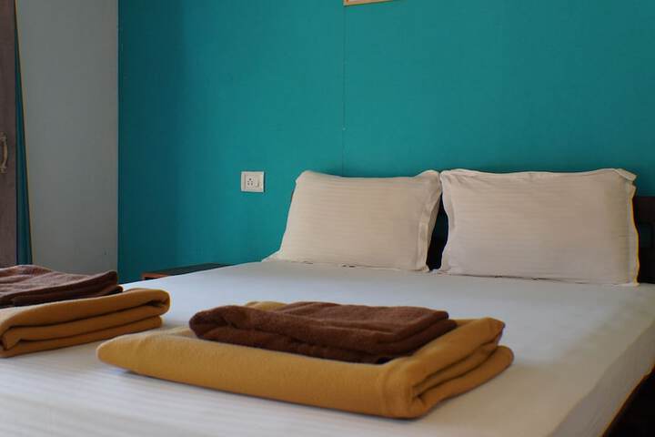 Room 3 of 68