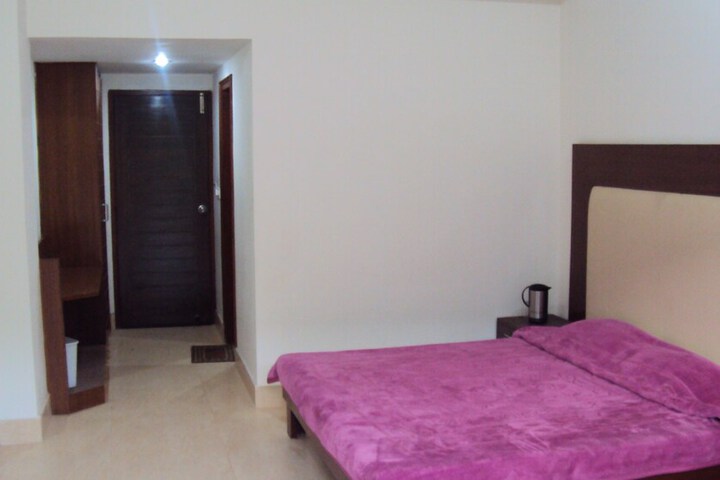 Room 3 of 41