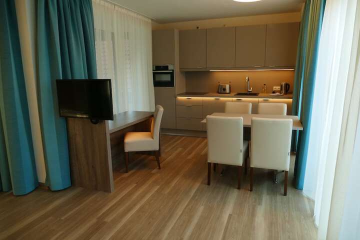 Room 33 of 64