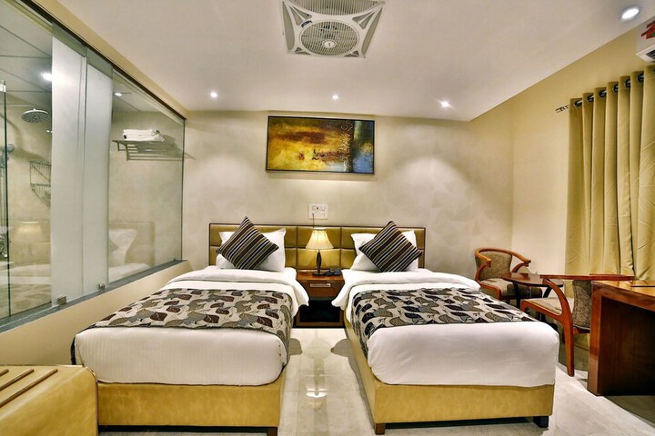 Room 6 of 18