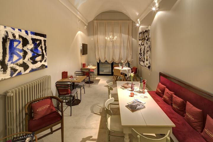 Lounge 33 of 42