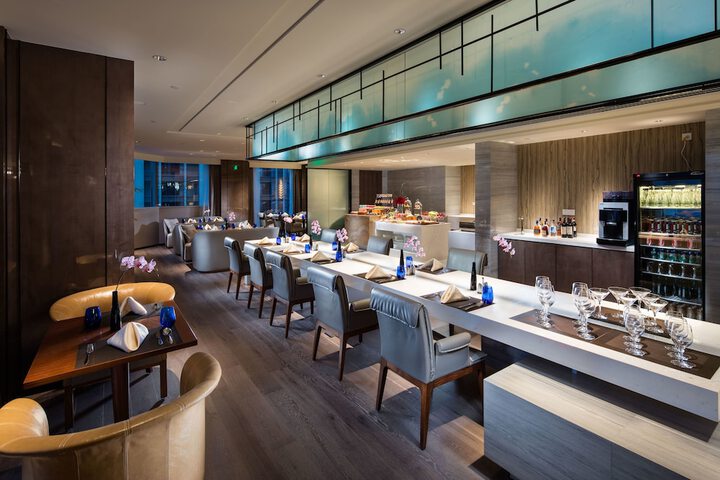 Lounge 68 of 72