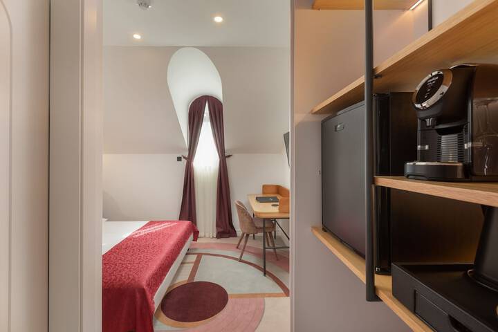 Room 7 of 61
