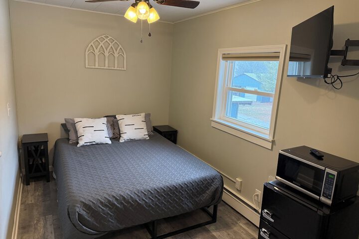Comfort Room 1 Queen Bed (8 of 15)