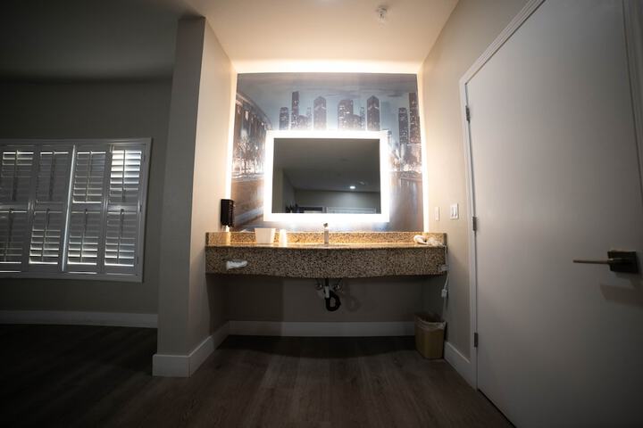 Deluxe King Bed (33 of 50)
