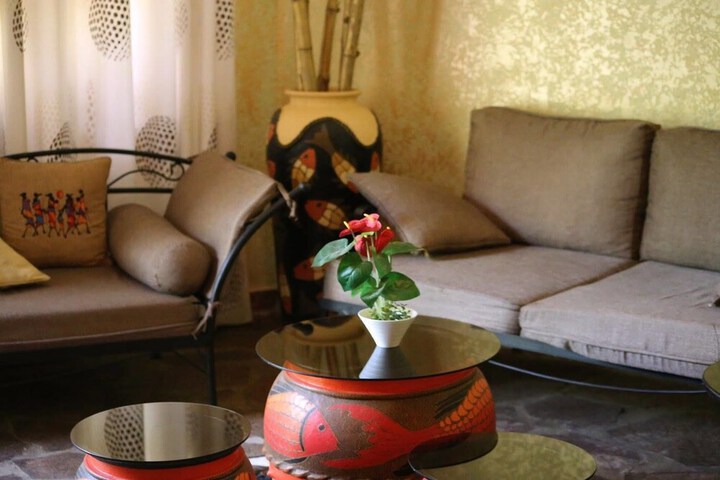 Lounge 27 of 37
