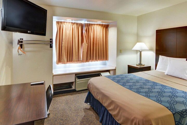 1 Queen Bed (3 of 13)