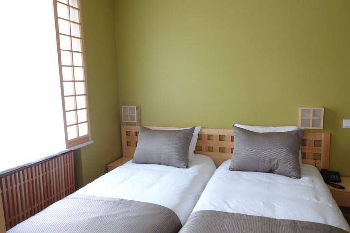 Room 9 of 105