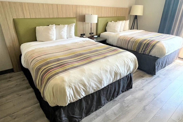 2 Queen Beds (3 of 10)
