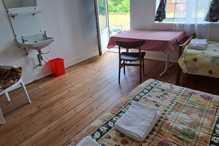 Room 5 of 8