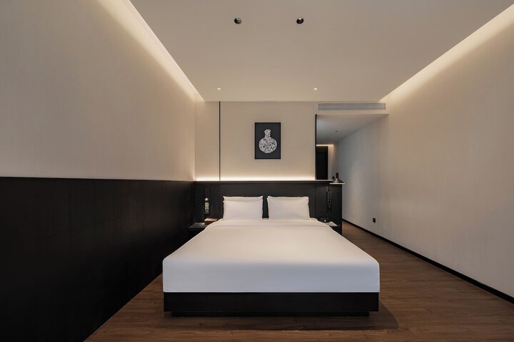 Room 53 of 143