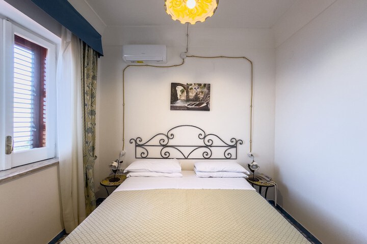 Room 33 of 147