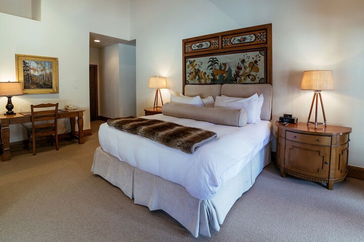 Image of Luxury King Room Hotel Room by RedAwning