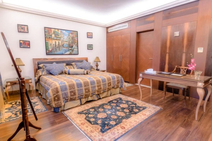 Room 16 of 38