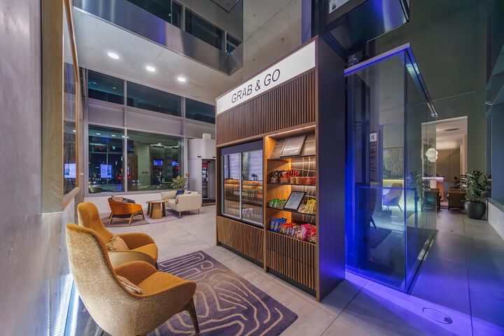 Lounge 104 of 117