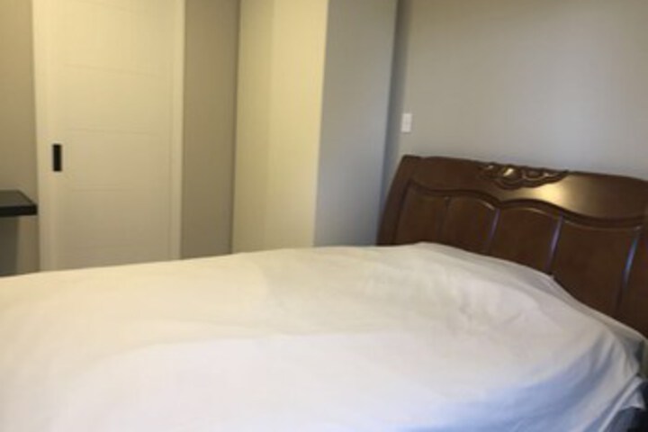 Room 5 of 8
