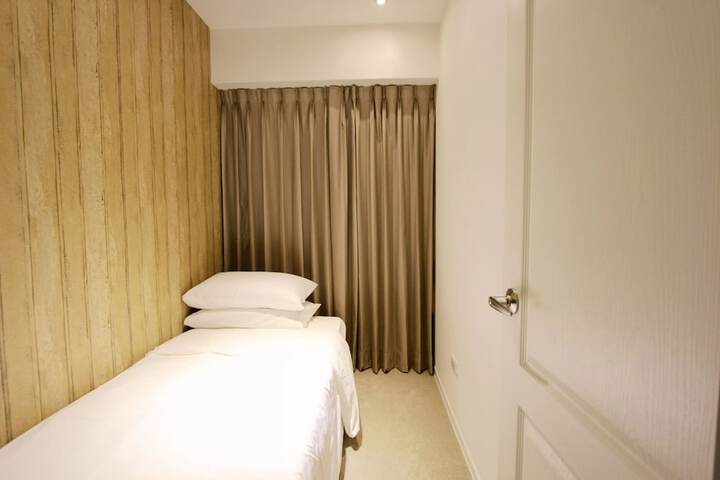 Room 6 of 80