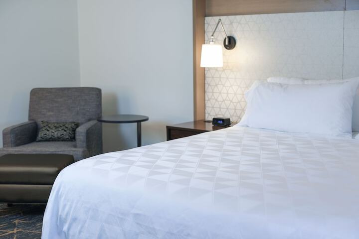 1 King Bed (3 of 14)