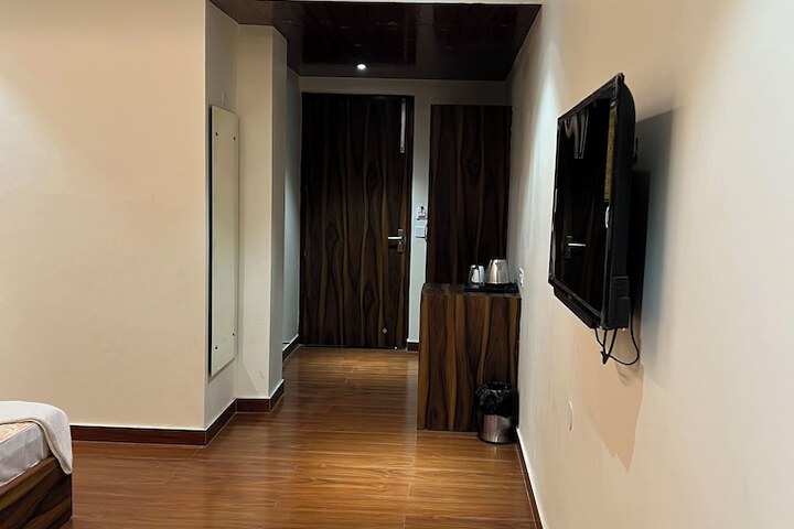 Room 4 of 7