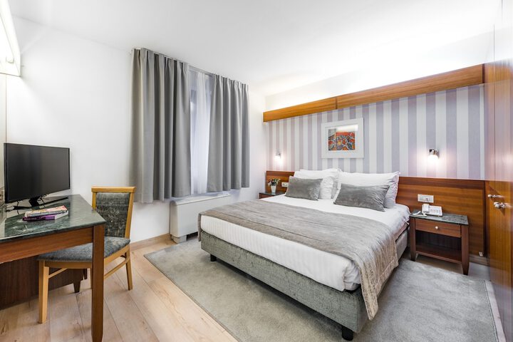 Room 10 of 73