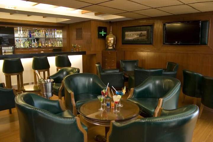 Lounge 18 of 26