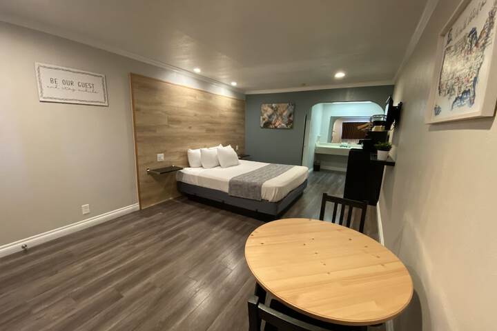 Deluxe Suite King Bed (2 of 10)