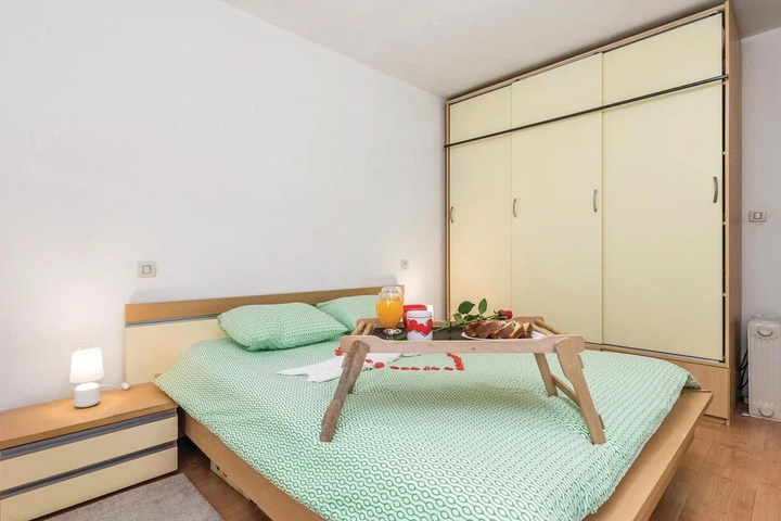 Room 2 of 25