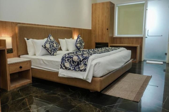 Room 4 of 14