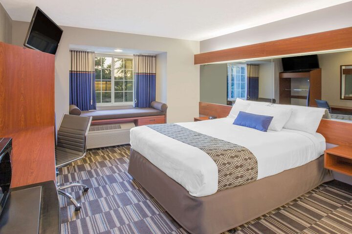 1 Queen Bed Accessible Room (5 of 18)