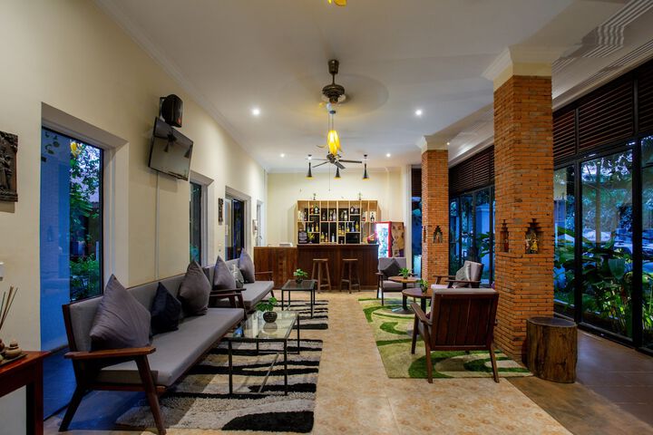Lounge 67 of 84
