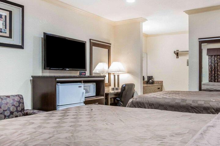 1 Queen Bed (5 of 28)