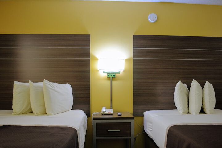 2 Double Beds (3 of 9)