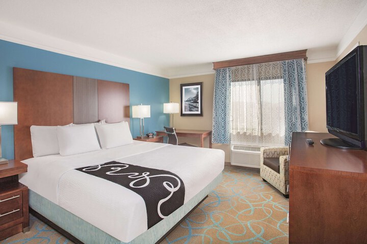 1 King Bed (3 of 8)