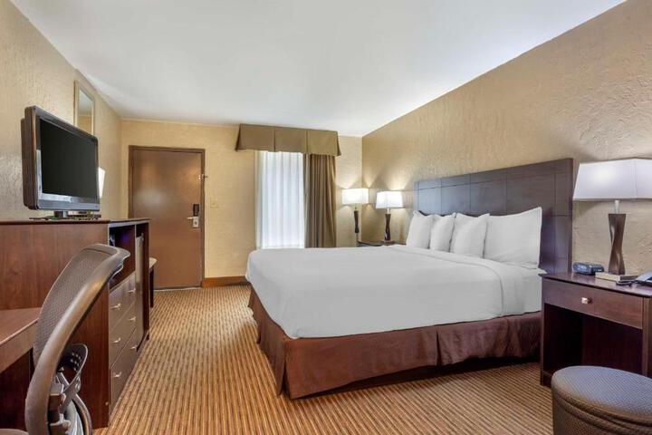 1 King Accessible Comm Assist Roll in Shower Full Breakfast (8 of 14)