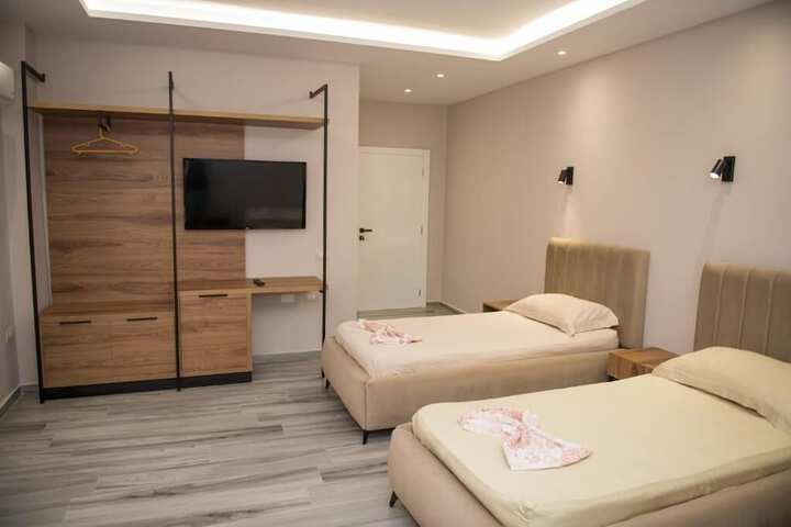 Room 2 of 33