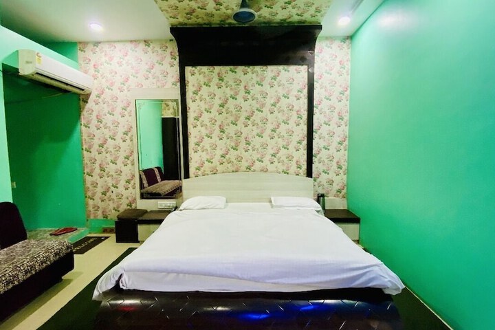 Room 11 of 32
