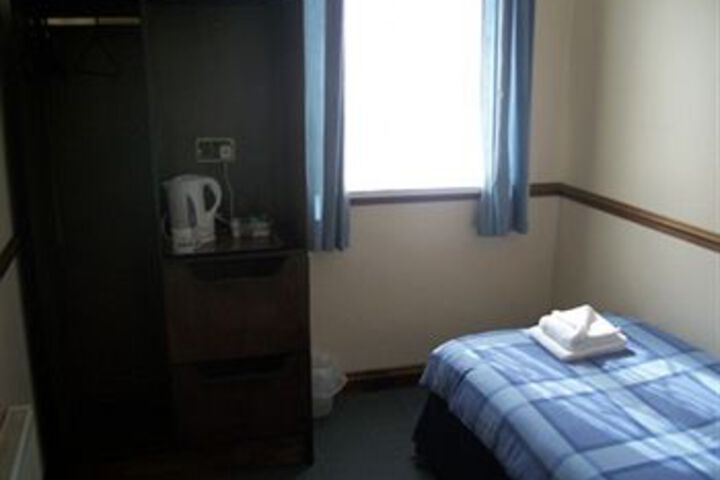 Room 6 of 8