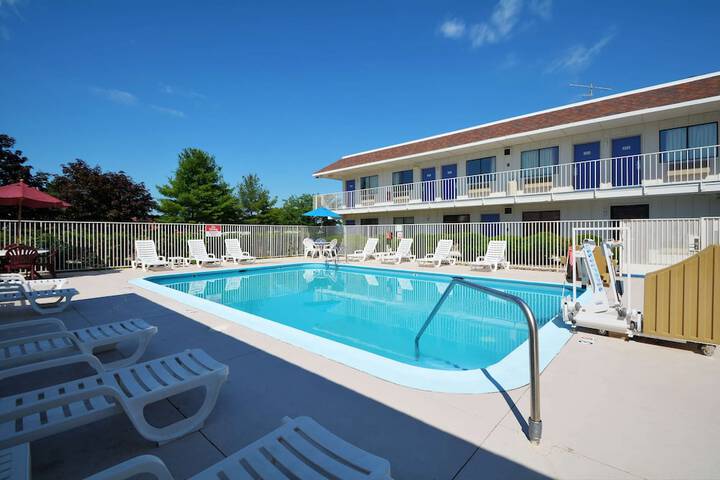 Pool 33 of 51
