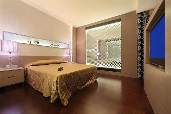 Room 16 of 33