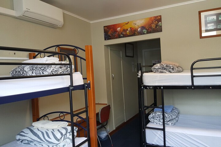 Room 27 of 76