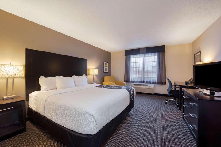 1 King Bed (8 of 18)