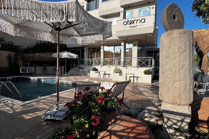 Hotel Pool