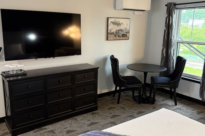 Room 3 of 10