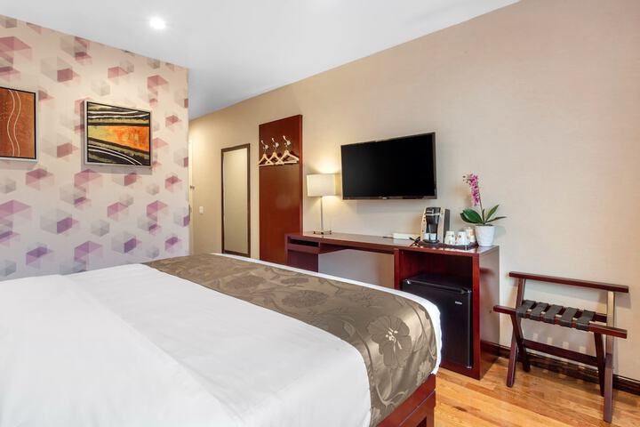 1 King Bed (2 of 14)